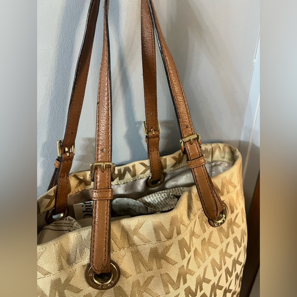 Michael Kors Signatue Monogram Jet Set North South Tote - Picture 4 of 11